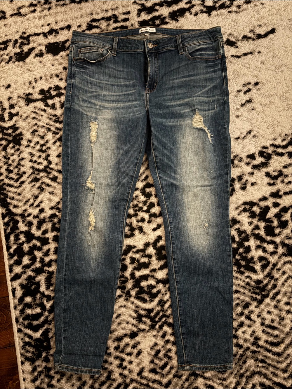 NWT studio blue jeans size 33 distressed